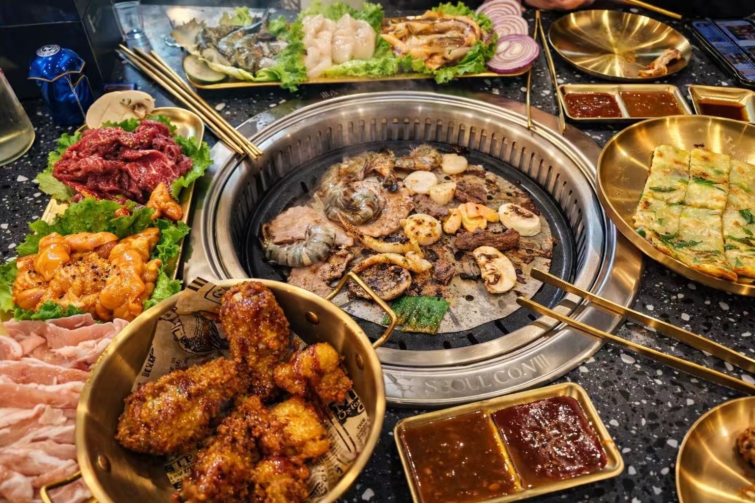 Table coréenne garnie de plats