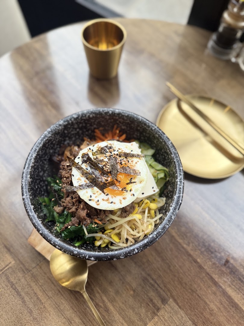 Bol de bibimbap garni